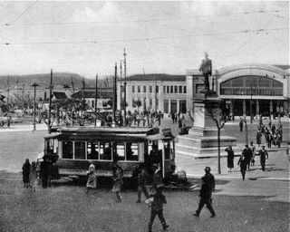 Tram in
              front of the Cais do Sodré station